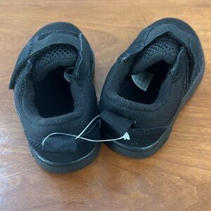 NWT Uggs - size 6 toddler black sneakers